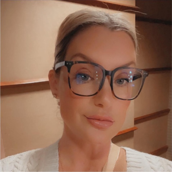 MEET YOUR POSHER - Stacie - Picture 1 of 1